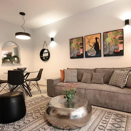 Queens Garden By Staycom Daire