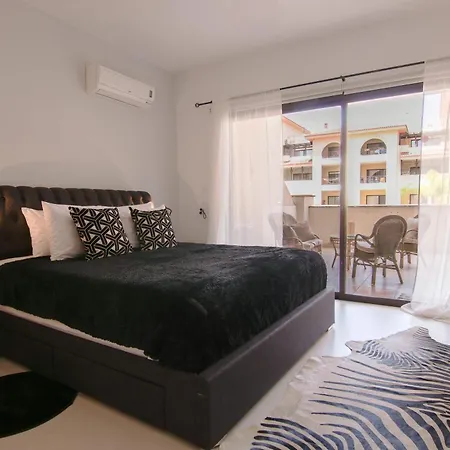 Queens Garden By Staycom Apartmán